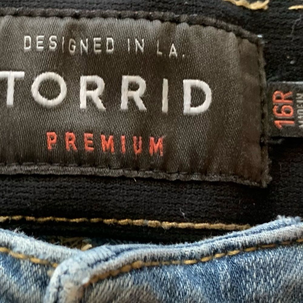 Torrid Distressed Bombshell Skinny Denim Shorts Size 16R - Picture 3 of 15